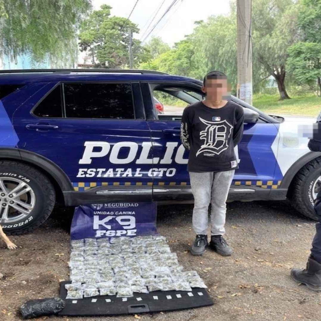 El detenido y la droga fueron presentadas ante las autoridades.